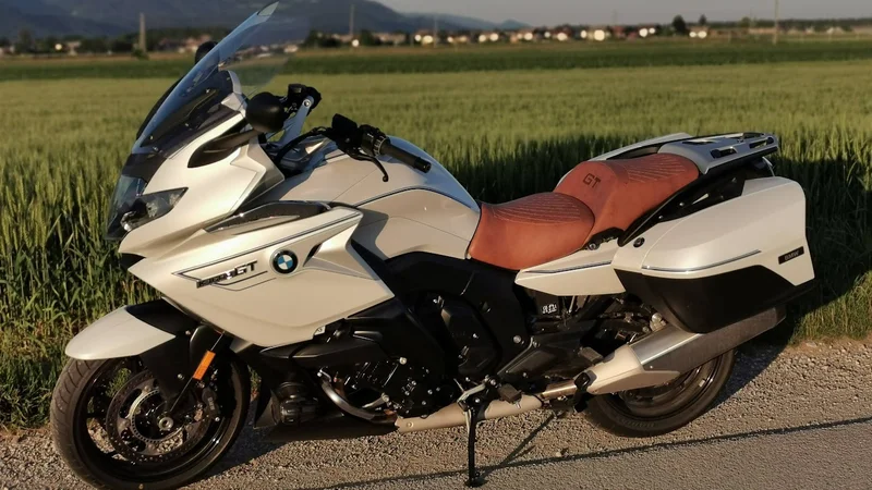 Fotografija: Bočna linija je idealno športna, skupaj s kovčki tvori popolno simbiozo tega motocikla. FOTO: Jan Jolič Lieven