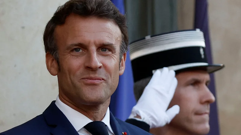 Fotografija: Francoski predsednik Emmanuel Macron je rojake pred dnevi posvaril pred težko zimo. FOTO: Benoit Tessier/Reuters