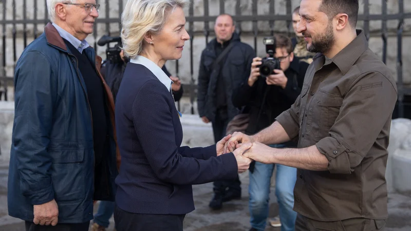 Fotografija: Visoki predstavnik EU za zunanjo politiko Josep Borrell in predsednica evropske komisije Ursula von der Leyen sta aprila skupaj obiskala Kijev in se srečala z ukrajinskim predsednikom Volodimirjem Zelenskim. FOTO: AFP