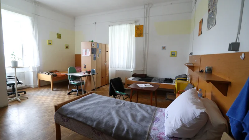 Fotografija: Soba v ženskem zaporu na Igu na prvi pogled ni videti dosti slabše od sobe v kakšnem domu za ostarele. In še zastonj je. Foto: Marko Feist