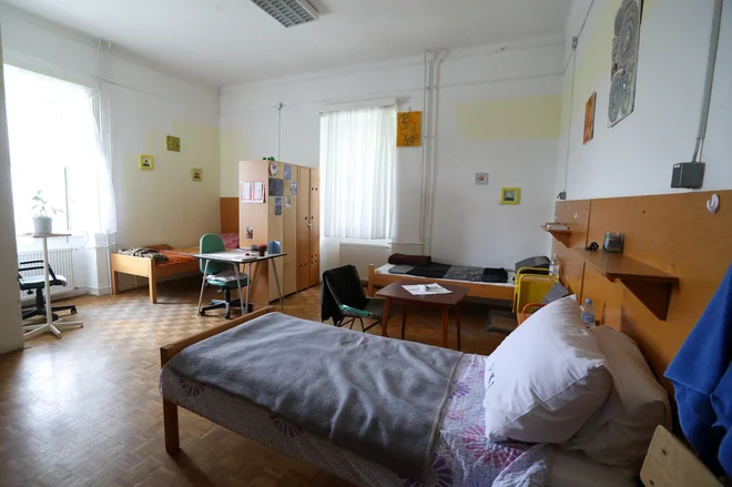 Soba v ženskem&nbsp;zaporu na&nbsp;Igu na prvi pogled ni videti dosti slabše&nbsp;od sobe v kakšnem domu za ostarele. In še zastonj je.&nbsp;Foto: Marko Feist&nbsp;
