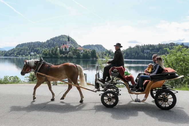Kdo na Bledu nadzoruje, preverja predelave vseh možnih prostorov za turistične nastanitve, kdo deli dovoljenja za njihovo širitev?FOTO MARKO FEIST
