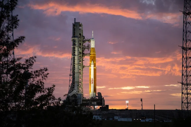 SLS na izstrelišču na Floridi čaka, da pokaže vse, kar zmore. FOTO: Ben Smegelsky/Nasa
