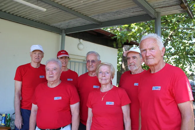 Del članov VAD Ljubljana (z leve): Iztok Valenčič, Vaso Pisič, zadaj Anita Valenčič, Marko Sluga, Marjeta Čad, Kostja Virant in Janče Stanič. FOTO: Simona Fajfar/Delo
