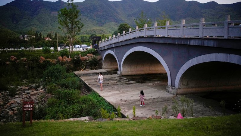 Fotografija: Struge rek so prazne tudi na Kitajskem. FOTO: Aly Song/Reuters
