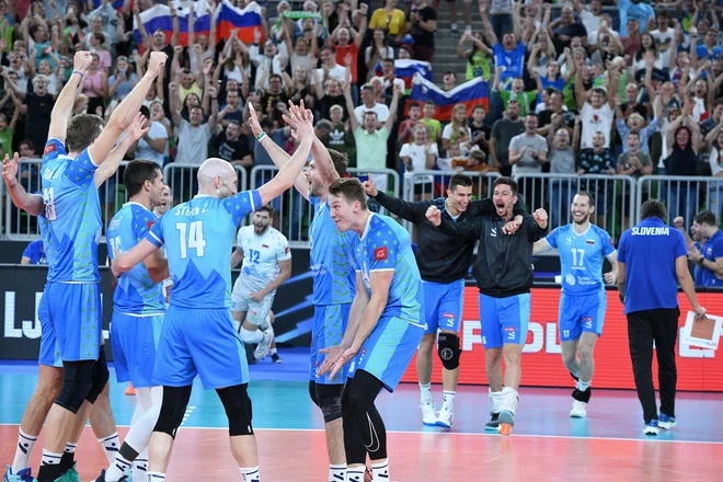 Slovenski odbojkarji so z zmago v pripravljalnem srečanju proti Iranu navijače v dvorani Stožice že dvignili na noge. FOTO: Aleš Oblak/OZS
