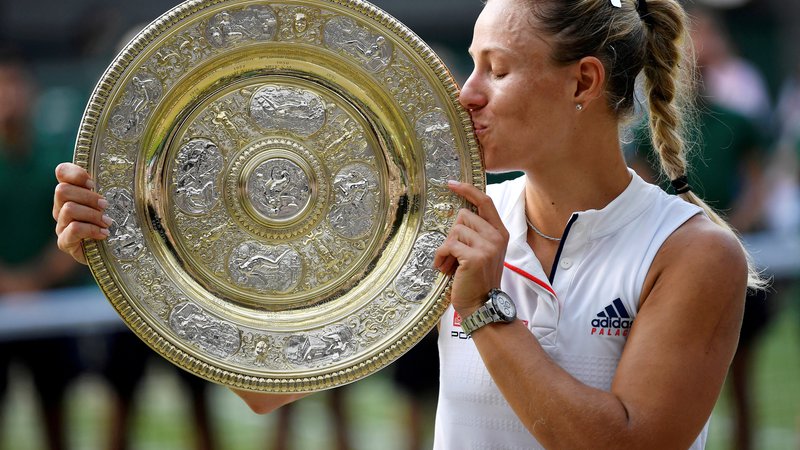 Fotografija: Angelique Kerber je bila wimbledonska prvakinja, zdaj bo tenis za čas postavila na stran, saj bo mama. FOTO: Toby Melville/Reuters
