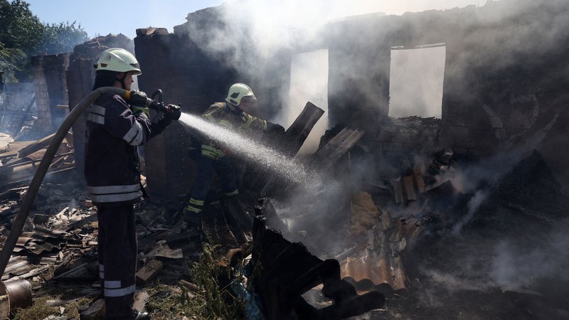 Fotografija: Rusija je bombardirala več krajev v Ukrajini. FOTO: Anatolii Stepanov/AFP
