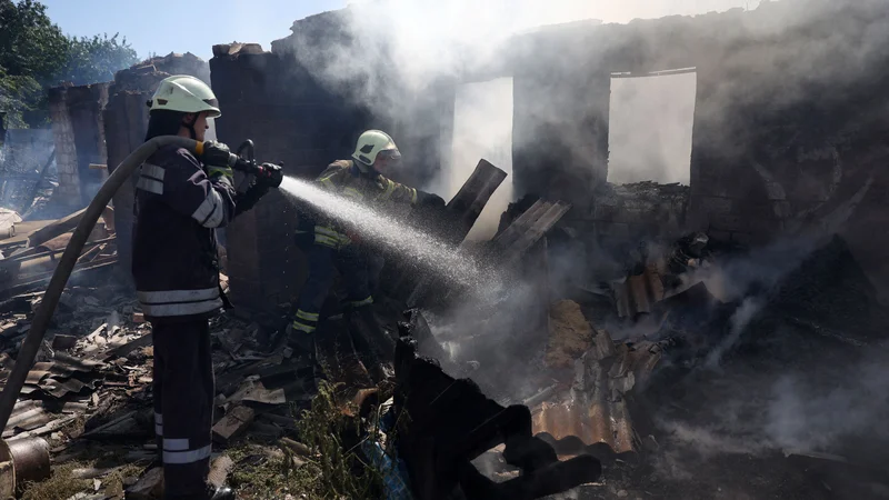 Fotografija: Rusija je bombardirala več krajev v Ukrajini. FOTO: Anatolii Stepanov/AFP