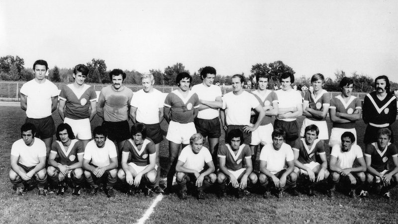 Fotografija: Slovenski nogometaši (v belih majicah) v družbi hrvaških tekmecev, ki so jih premagali z 2:1. Na fotografiji tudi naši sogovorniki: Vinko Gregorič (stoji četrti z desne), Franci Godler (čepi drugi z desne) in Marjan Lenartič (čepi peti z leve). Foto osebni arhiv
