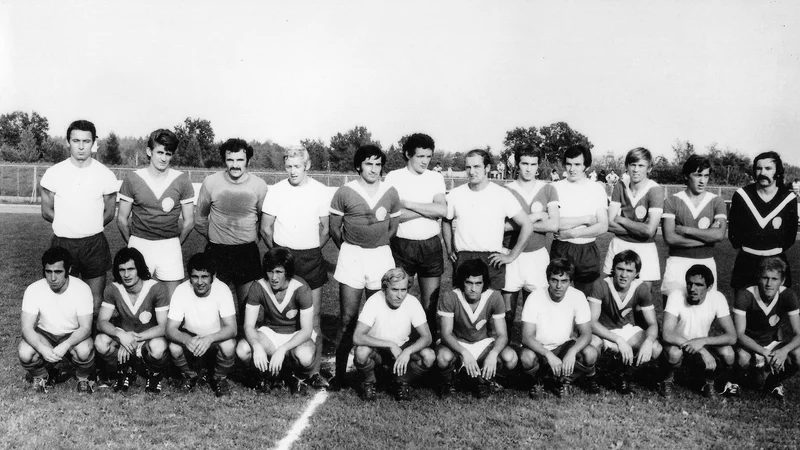 Fotografija: Slovenski nogometaši (v belih majicah) v družbi hrvaških tekmecev, ki so jih premagali z 2:1. Na fotografiji tudi naši sogovorniki: Vinko Gregorič (stoji četrti z desne), Franci Godler (čepi drugi z desne) in Marjan Lenartič (čepi peti z leve). Foto osebni arhiv