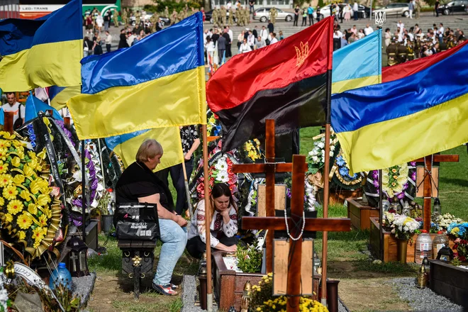 Dan neodvisnosti so zaznamovala tudi žalovanja za umrlimi ukrajinskimi vojaki. Na fotografiji je prizor s pokopališča v Lvovu. FOTO: Jurij&nbsp;Djačišin/AFP
