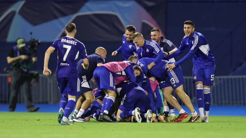 Fotografija: Zagrebški nogometaši so uprizorili nov čarobni večer in se še osmič uvrstili v ligo prvakov. FOTO: Antonio Bronić/Reuters
