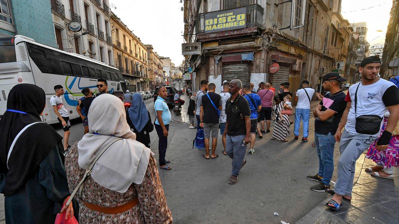 Fotografija: Vzrok za previdnejšo migracijsko politiko Pariza je menda iskati v Alžiru. FOTO: Ryad Kramdi/Afp

