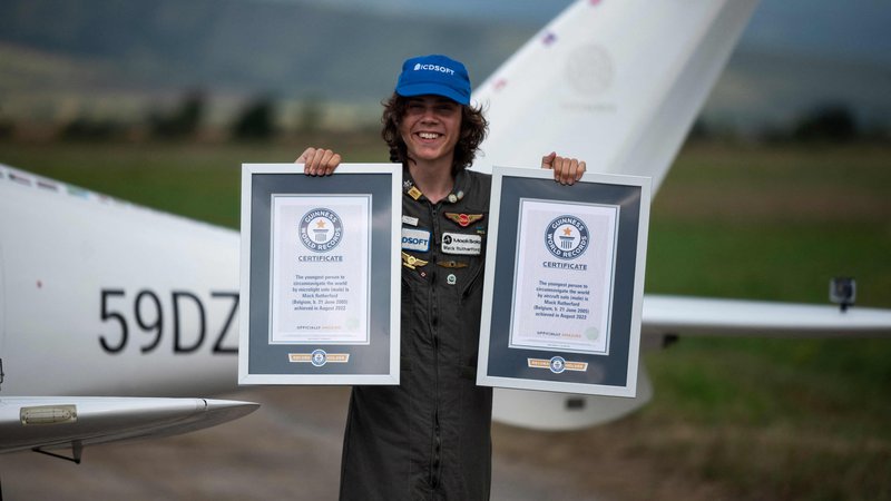 Fotografija: Sedemnajstletnik je postal najmlajši pilot, ki je sam obletel svet, in najmlajši, ki je to storil v ultralahkem letalu. FOTO: Nikolay Doychinov/AFP
