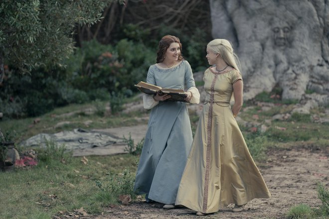 Hčerka kraljeve roke Alicent je Rhaenyrina služabnica in prijateljica. No, to zadnje še ni čisto nujno. Foto HBO
