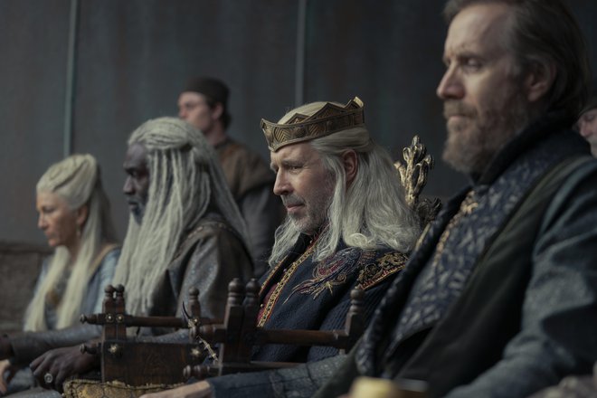 Kralj Viserys s svojim ožjim korogom svetovalcev. Oziroma z drugo besedo – spletkarjev. Foto HBO.
