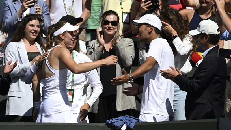 Fotografija: Stefano Vukov (desno) je Jeleno Ribakino popeljal do naslova v Wimbledonu. FOTO: Toby Melville/Reuters