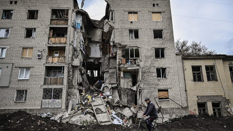 Fotografija: Uničen stanovanjski blok v kraju Bakmut na vzhodu Ukrajine. FOTO: Aris Messinis/Afp
