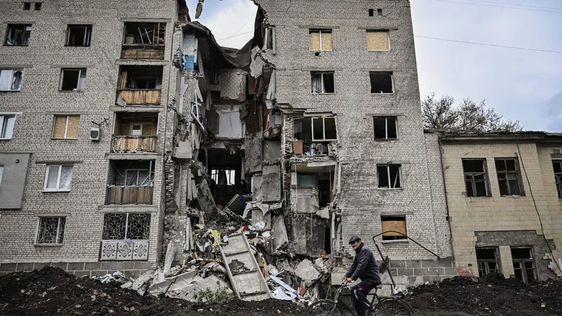 Fotografija: Uničen stanovanjski blok v kraju Bakmut na vzhodu Ukrajine. FOTO: Aris Messinis/Afp