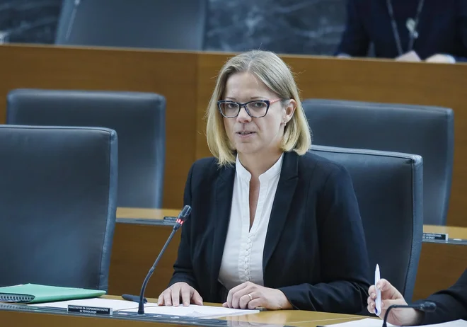 &raquo;Najbolj glasni kritiki te analize so v bistvu najbolj uspešno izvajali to kadrovanje,&laquo; je povedala ministrica za javno upravo&nbsp;Sanja&nbsp;Ajanovič Hovnik. FOTO: Delo
