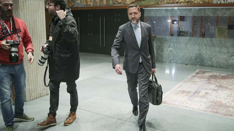 Fotografija: Minister za finance Klemen Boštjančič računa, da bo letos v proračunu za milijardo več prilivov, porabo pa z rebalansom povečuje za dodatnih 600 milijonov. Foto Jože Suhadolnik