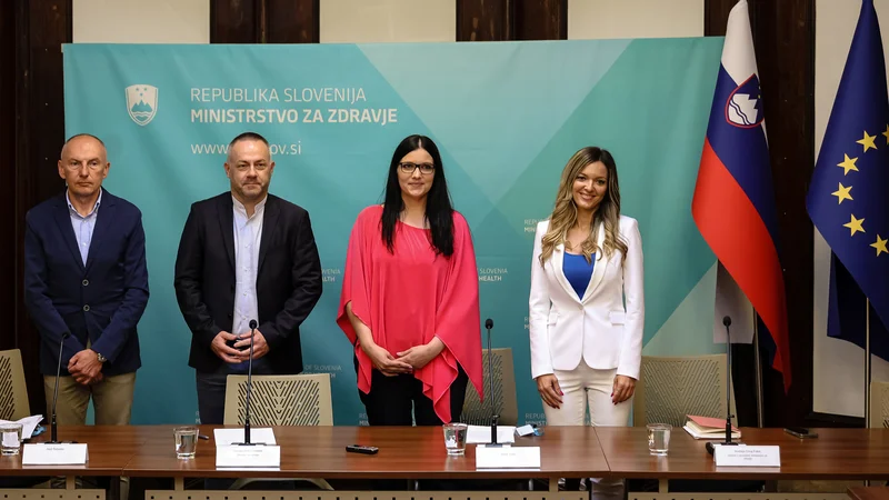 Fotografija: Tjaša Vidic (na sredi) ob ministru za zdravje Danijelu Bešič Loredanu, njegovim svetovalcem Alešem Šabedrom in Andrejo Čmaj Fakin. FOTO: Črt Piksi/Delo