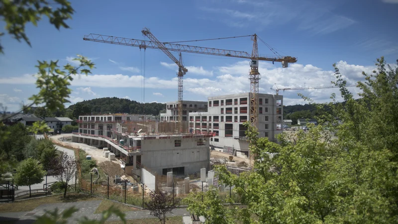 Fotografija: Investitorji vlagajo tja, kjer pričakujejo največje donose, to pa pomeni, da gradijo predvsem na lokacijah, kjer je povpraševanje največje. FOTO: Jure Eržen
