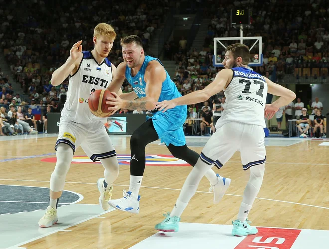 Luka Dončić je jezno sopihal, a prišel do kvote 25 točk (za dve 6:10, za tri 3:8), 11 skokov in 8 asistenc v 20 minutah. FOTO: Jože Suhadolnik/Delo
