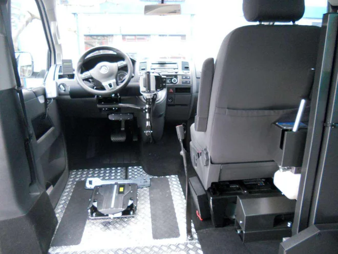 Pri samostojni vožnji prek konzole (joystick) prevladujejo predelana vozila iz tujine. FOTO: Volkswagen
