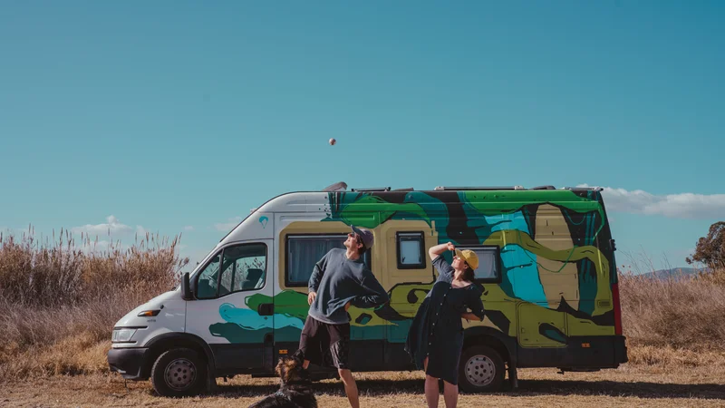 Fotografija: Piknik, Klara, Klemen in Piči Miško. FOTO: Klara Avsenik Žagar