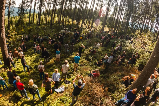 Čarobni oder sredi gozda in jutranji koncert Cuonga Vuja, Evena Helteja Hermansena in Garda Nilssena. Foto Michael Geißler
