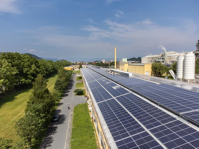 Sončna elektrarna pomeni delno neodvisnost in pomaga v konicah porabe. FOTO: Arhiv Petrola