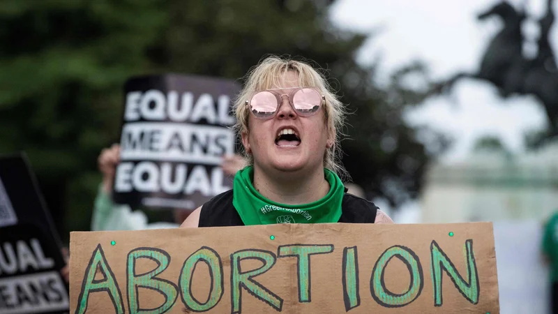 Fotografija: Že danes bo skoraj popolna prepoved splava začela veljati v Severni Karolini, v soboto pa v Oklahomi. S tem bo po poročanju ameriškega časnika Washington Post tretjina Američank v rodni dobi izgubila dostop do legalnega splava v svoji zvezni državi. FOTO: Roberto Schmidt/AFP