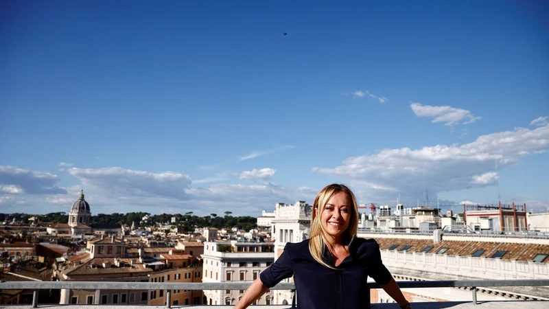 Fotografija: Giorgia Meloni je političarka novega kova, ki se zlahka pokaže v bolj sproščeni podobi, v kateri se kakšen bolj klasičen politik ne bi nikoli. FOTO: Yara Nardi/Reuters