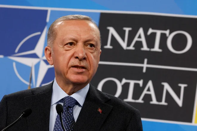 Turški predsednik Recep Tayyip Erdoğan si pri uresničevanju načrtov na severu Sirije lahko obeta glasen molk iz zahodnih prestolnic. Foto Yves Herman/Reuters
