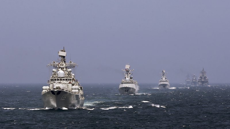 Fotografija: Kitajske in ruske bojne ladje med skupnimi vojaškimi vajami v Južnokitajskem morju FOTO: China Daily/Reuters
