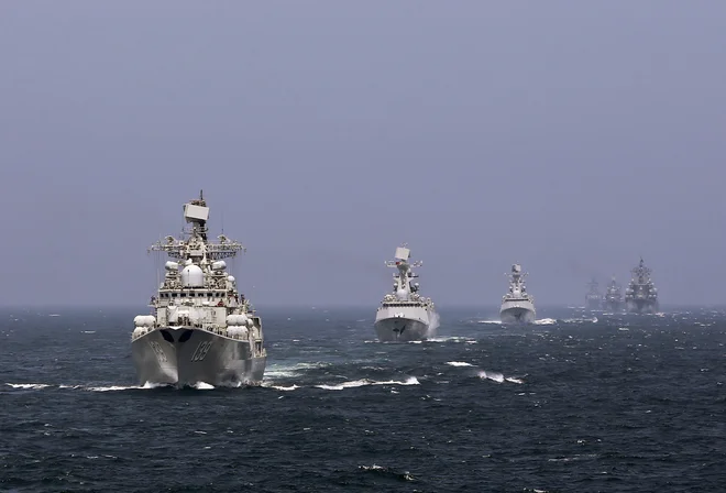 Kitajske in ruske bojne ladje med skupnimi vojaškimi vajami v Južnokitajskem morju FOTO: China Daily/Reuters
