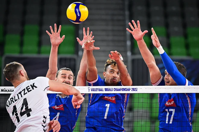 Francoski blok ustavlja napad Moritza Reicherta&nbsp;v dvorani Stožice.&nbsp;FOTO: Jure Makovec/AFP
