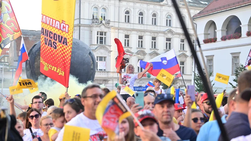 Fotografija: Mariborčani in navijači z vseh koncev Slovenije so v mestu ob Dravi spet nazdravljali uspehu Tima Gajserja. FOTO: Marko Pigac/MP Produkcija
