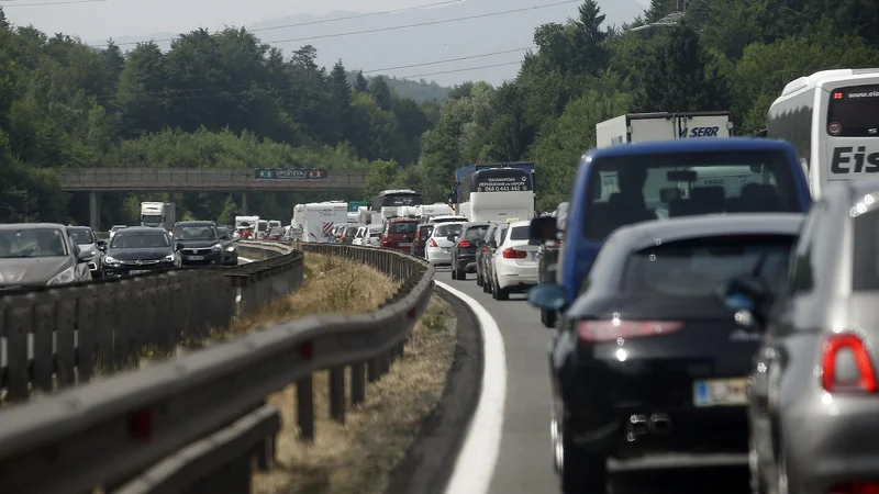 Fotografija: Prometni zastoji na gorenjski avtocesti so to poletje že stalnica. FOTO: Blaž Samec/Delo
