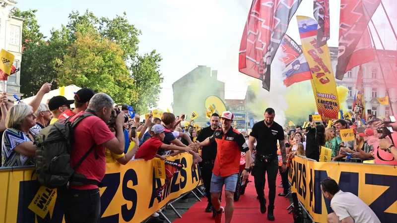 Fotografija: Tim Gajser se je do odra na Trgu svobode sprehodil na rdeči preprogi. Foto Marko Pigac/MP Produkcija