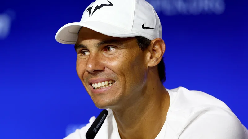 Fotografija: Rafael Nadal je pred uvodno partijo zadnjega velikega slama novinarjem v New Yorku razkril svoje poglede o odsotnosti velikega tekmeca Novaka Đokovića. FOTO: Elsa/AFP
