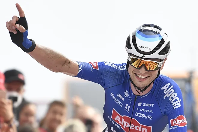Nova zvezda na kolesarskem nebu je Jay Vine (Alpecin-Deceuninck). FOTO: Ander Gillenea Afp
