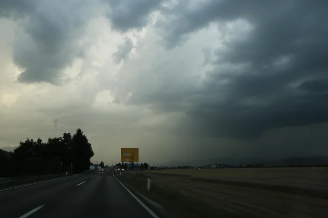 Agencija za okolje je za danes popoldne in zvečer za vso državo izdala rumeno vremensko opozorilo zaradi neviht.&nbsp;FOTO:&nbsp;Uroš Hočevar/Kolektiff
