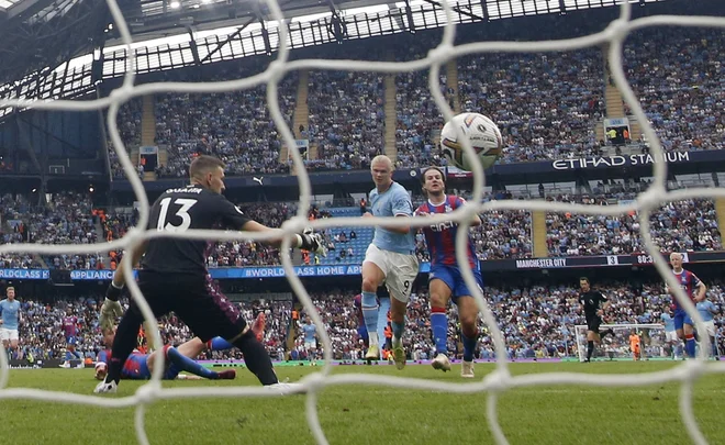 Erling Håland (v sredini) je s tremi goli rešil ManCity. FOTO: Craig Brough/Reuters
