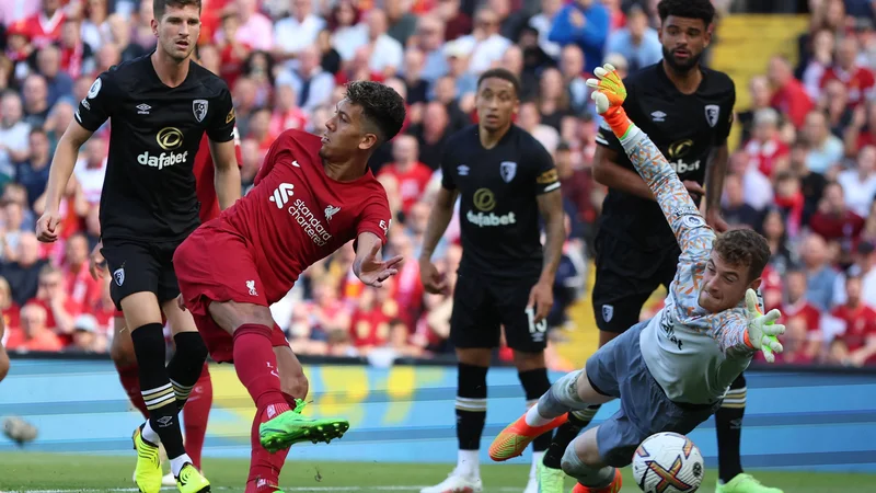 Fotografija: Liverpoolov Roberto Firmino je zadel brez pogleda na vrata. FOTO: Phil Noble/Reuters
