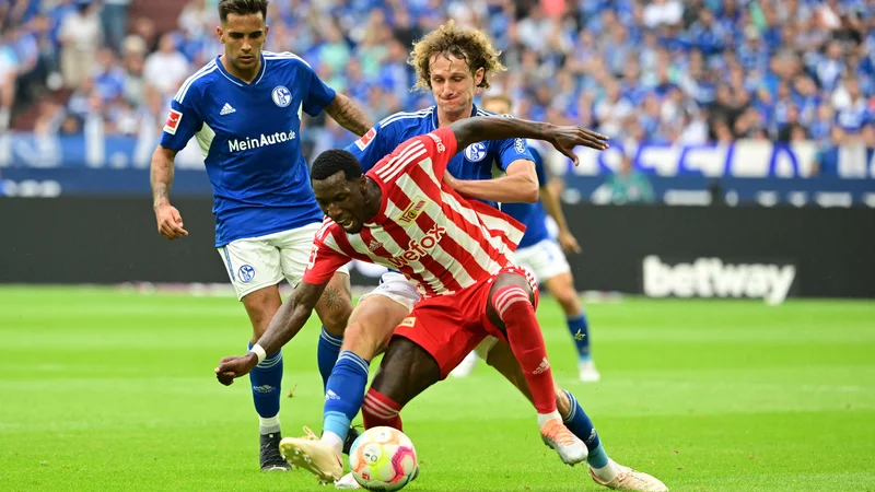 Fotografija: Tudi Surinamci znajo igrati nogomet, Sheraldo Becker (v sredini) je za berlinski Union dvakrat zadel proti Schalkeju. FOTO: Ina Fassbender/AFP
