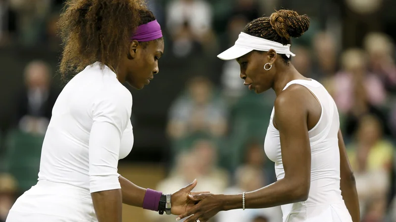 Fotografija: Serena (levo) in Venus Williams sta za OP ZDA dobili posebno povabilo za turnir dvojic. FOTO: Stefan Wermuth/Reuters
