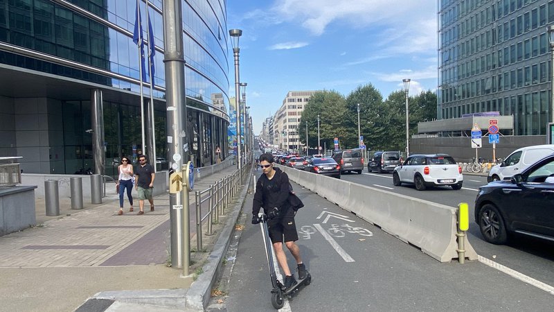 Fotografija: Glavni cilj nove prometne revolucije je preprečevati, da bi vozniki center uporabljali za tranzit na poti iz enega v drug del mesta. FOTO: Peter Žerjavič/DELO
